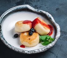 Сырники с клубничным кули