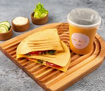 Сырная кесадилья и напиток