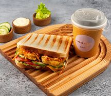 Сэндвич с курицей и напиток