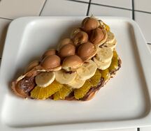 Десертная вафля с нутеллой, апельсином и бананом