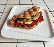 Десертная вафля с нутелой и фруктами: клубника, банан, киви