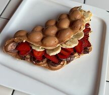 Десертная вафля с нутеллой, бананом и клубникой
