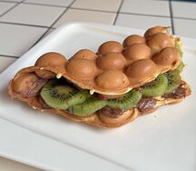 Десертная вафля с нутеллой и киви