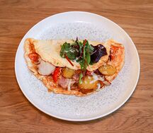 Омлет с картошкой, курицей и беконом
