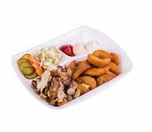 Блюдо на тарелке с мясом цыпленка