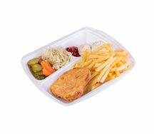 Блюдо на тарелке с мясом цыпленка в панировке