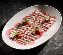 Карпаччо из мраморной говядины, трюфельный соус, копченые томаты