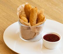Сырные палочки с брусничным соусом