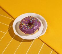 Донат с черничной начинкой