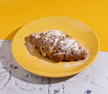 Круассан шоколадный с вишней