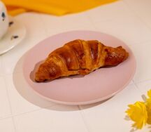 Круассан с малиной