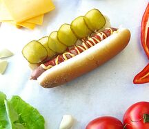 Хот-дог с маринованными огурчиками