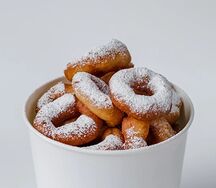 30 пончиков с сахарной пудрой и 2 листовых чая