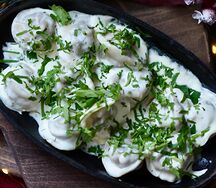 Пельмени с куриной печенью в сливочно-чесночном соусе
