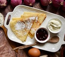 Блины со сметаной и вишневым вареньем