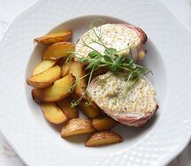 Куриный рулет в беконе с картофелем бэйби в сливочно-горчичном соусе