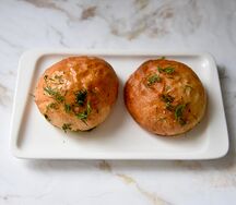 Пампушка с зеленью и чесноком