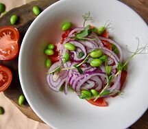Салат с томатами и фиолетовым луком