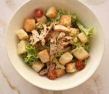 Салат Цезарь с курицей