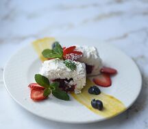 Меренга с соусом манго
