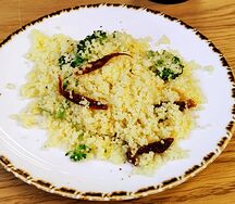 Кускус с брокколи и вялеными томатами