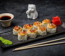 Цезарь ролл с лососем запеченный