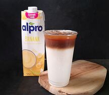 Айс латте с банановым молоком