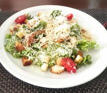 Салат цезарь с курицей