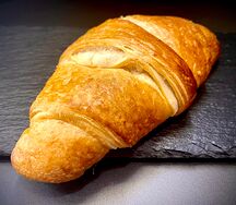 Круассан с малиной