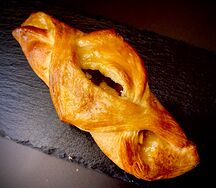 Слойка с яблоком