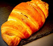 Круассан с абрикосом