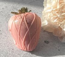 Клубника в шоколаде розовая callebaut 