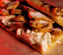Блин с томленой грудкой и сливочным соусом