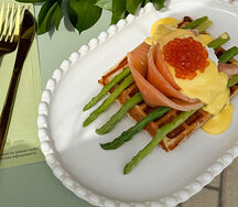 Бенедикт с лососем и красной икрой