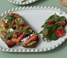 Авокадо-тост с клубникой и страчателлой