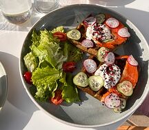 Шпинатные вафли с лососем