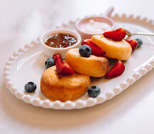 Сырники с джемом и сметаной