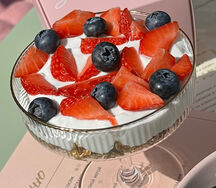 Йогурт с гранолой