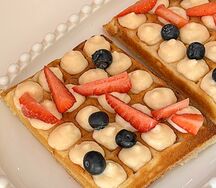 Вафли с заварным кремом и ягодами