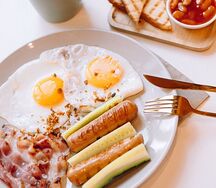 Большой завтрак с колбасками