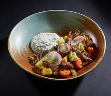 Зеленый салат с пряной говядиной и цацики