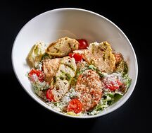 New Цезарь в азиатском стиле с хрустящей курицей в остром соусе