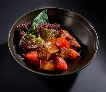Теплый баклажан с томатами и устричным соусом