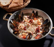 Морепродукты в сливочном соусе на компанию