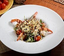 Итальянский классический салат с креветками, рукколой и кедровыми орехами