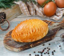 Печёный пирожок с луком и яйцом