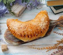 Пирожок с клубникой