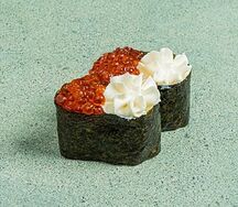 Гункан с красной икрой и сливочным сыром