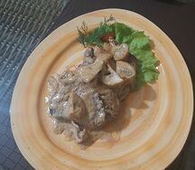 Медальоны из говядины под сливочно-грибным соусом