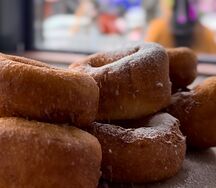 Комбо из классических пончиков с сахарной пудрой
